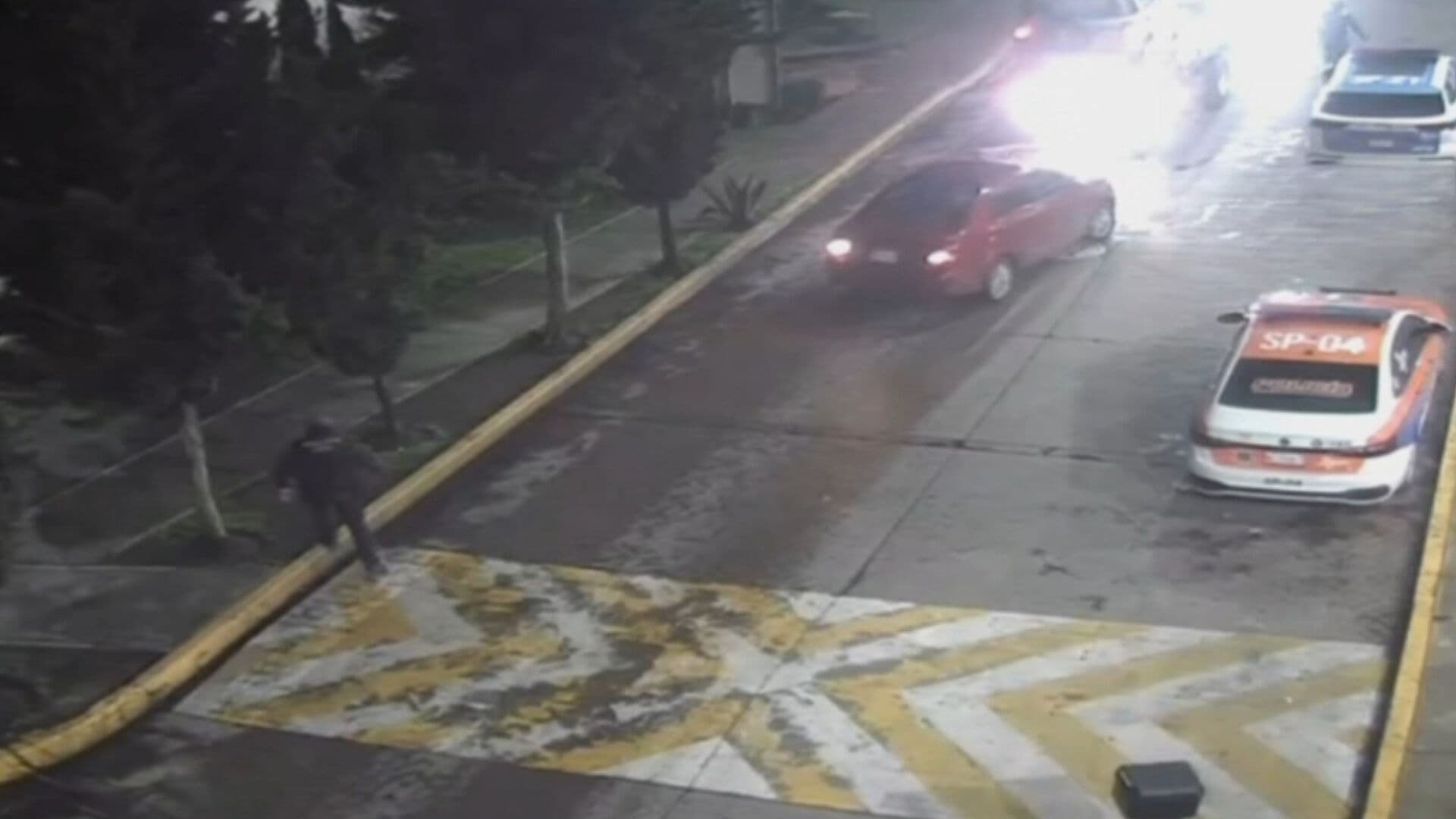 VIDEO: Conductor Ebrio Intenta Escapar de una Grúa y Termina Estrellándose su Auto en Metepec