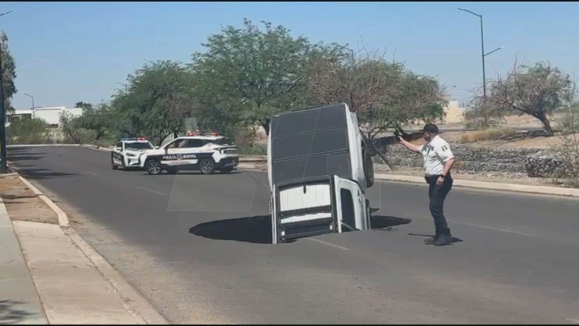 ¿Qué Pasó? Enorme Socavón "Se Traga" una Camioneta Pick-Up en Hermosillo, Sonora