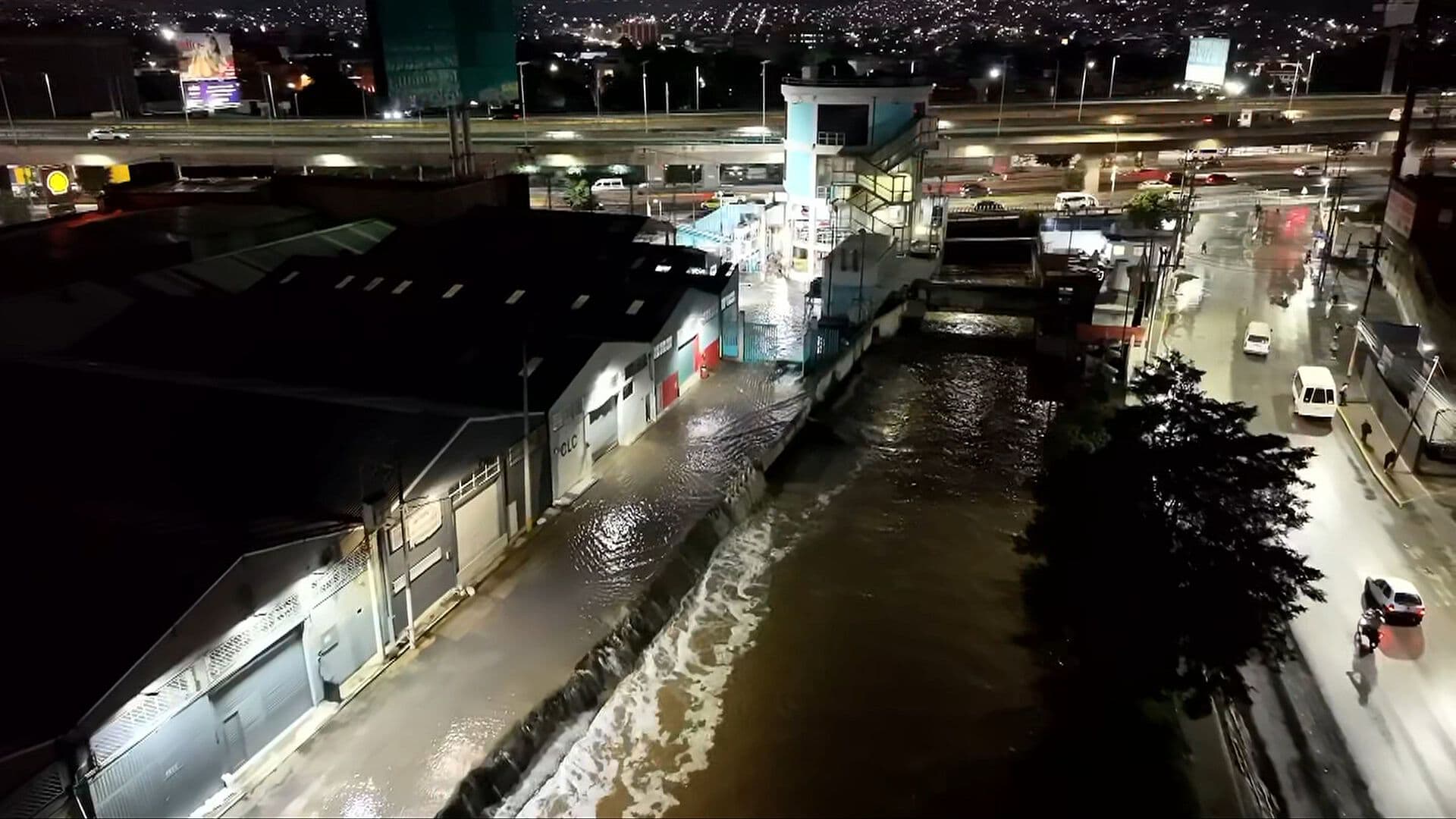 Se Desborda el Río Hondo en Naucalpan; Así se Ve Caudal en el Edomex