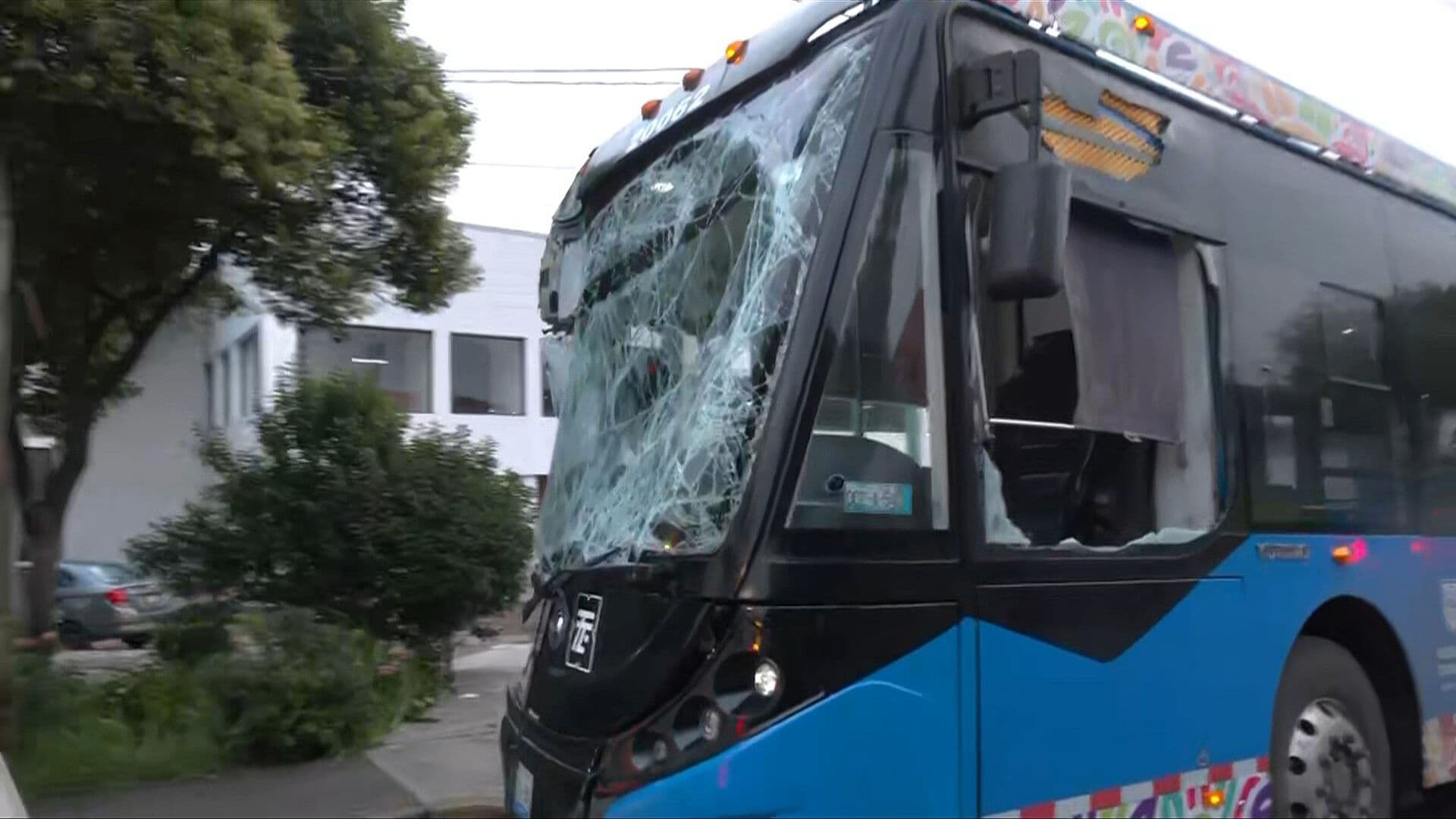 Trolebús Choca en Eje Central; Conductor se Quedó Dormido