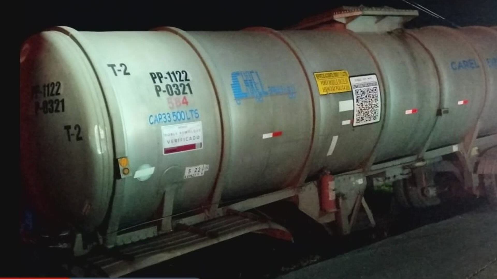 Deja Volcadura de Pipa Derrame de Combustible en Ejido El Castillo en Cadereyta