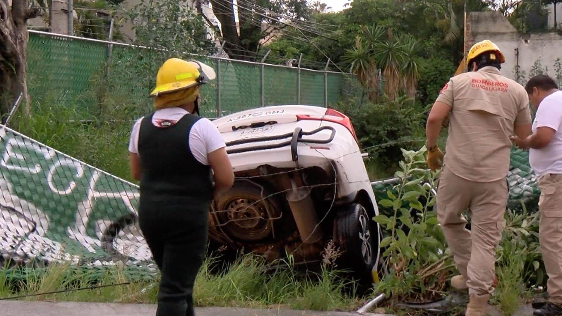 Taxista Cae a Obra de 5 Metros de Profundidad en la Colonia Americana y Sobrevive