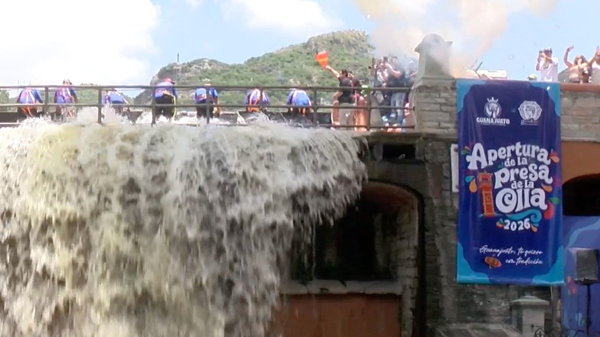 Celebran Capitalinos la Apertura de Las Compuertas de La Presa de la Olla en Guanajuato