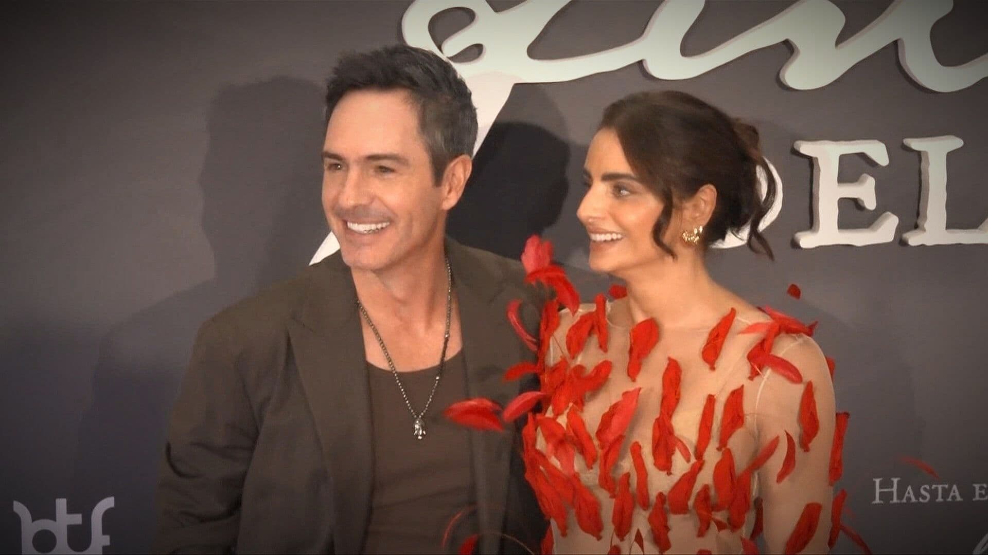 Aislinn Derbez y Mauricio Ochmann Se Reencuentran en ‘Hasta el Fin del Mundo’