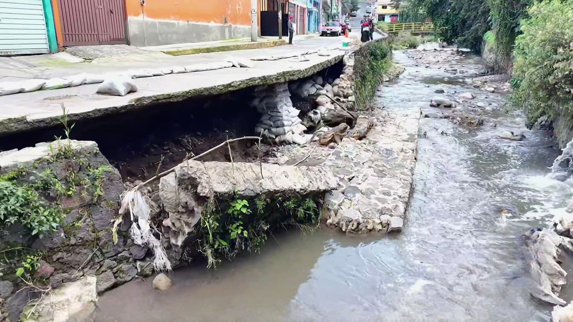 Colapsa Muro de Contención del Río Mixcoac en la Colonia Dos Ríos, Álvaro Obregón, CDMX
