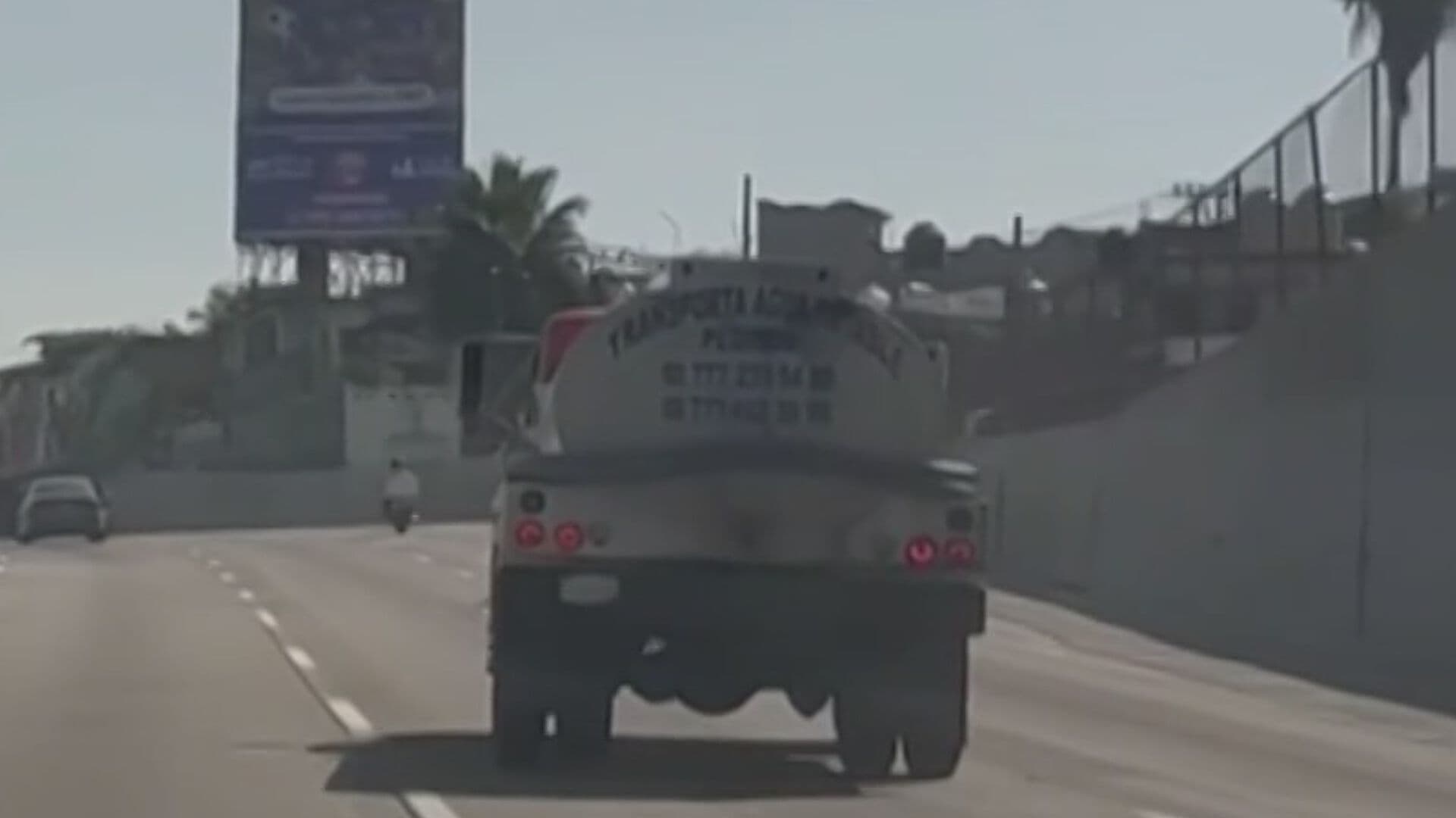 VIDEO | Captan a Pipa de Agua Conducida a Exceso de Velocidad en Cuernavaca, Morelos