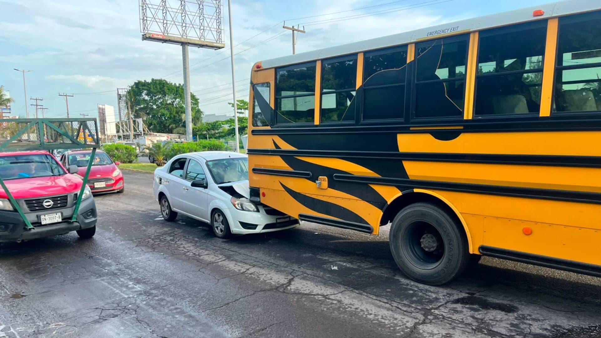 Chocan por Alcance Auto y Camión de Transporte en la Carretera Veracruz Xalapa Tráfico Lento