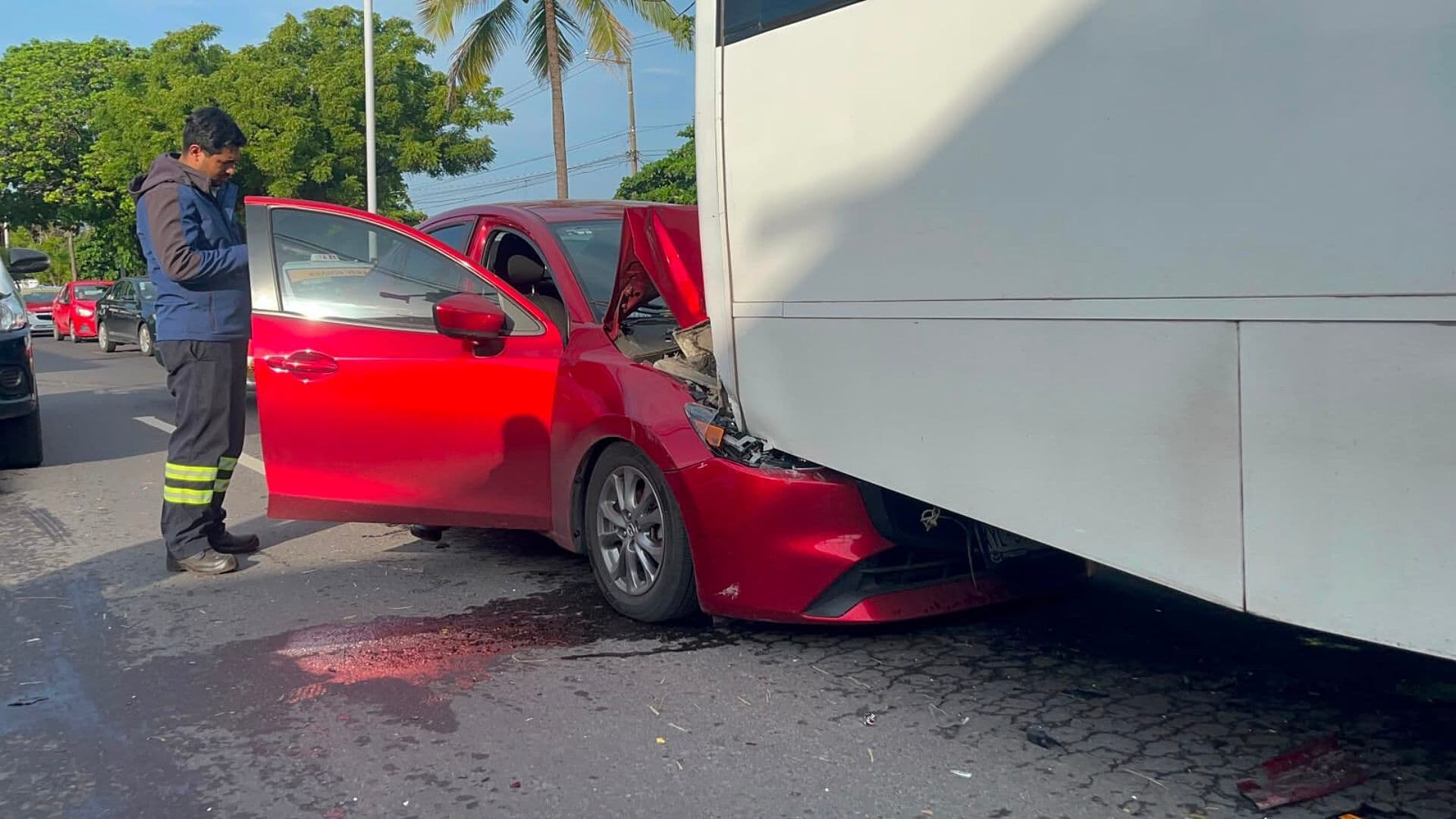 Aparatoso Accidente Complica la Circulación en la Avenida Miguel Alemán de Veracruz