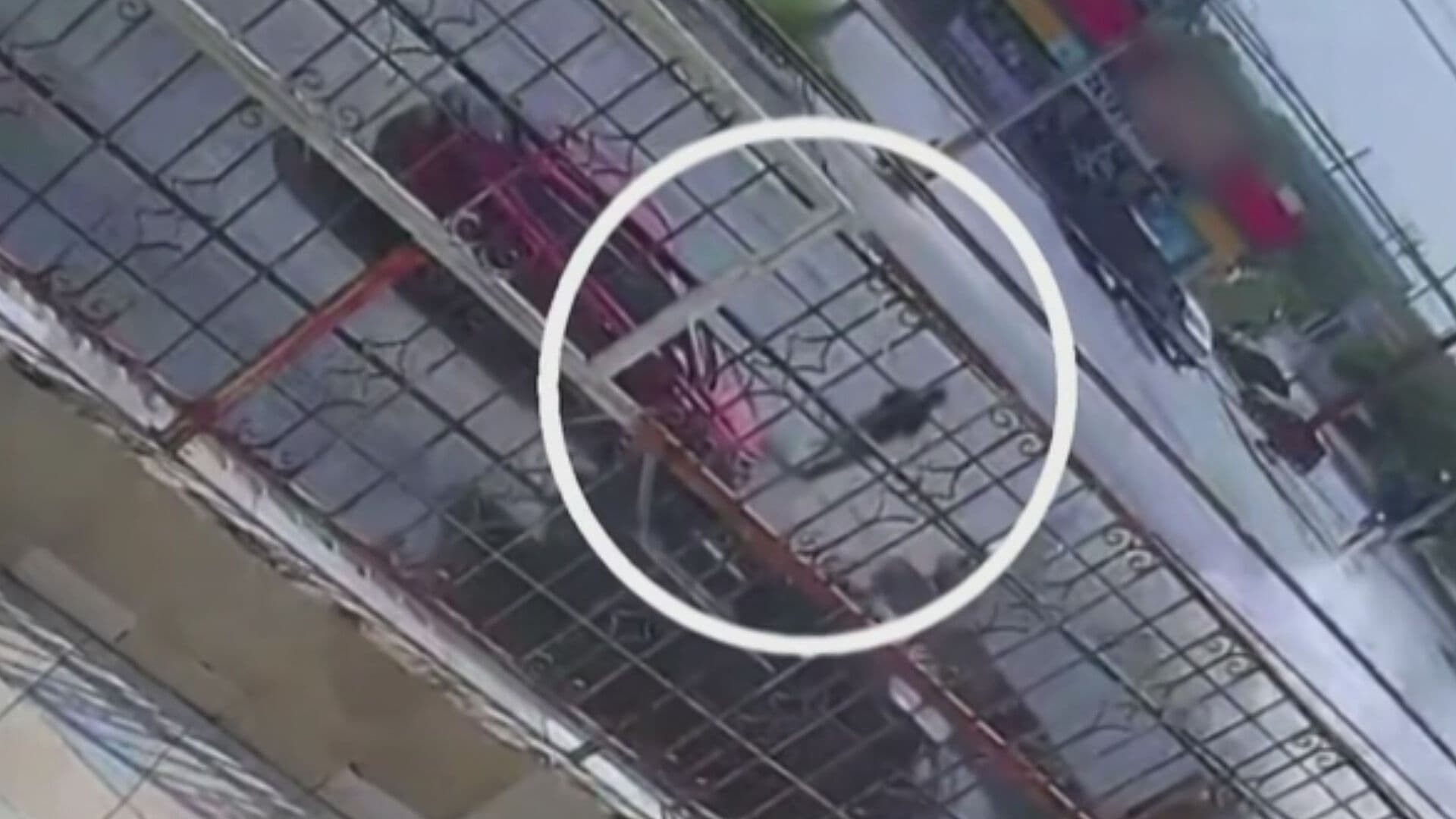 VIDEO | Peatón Estuvo a Segundos de Morir por Choque de Camión y Pipa en Nuevo León