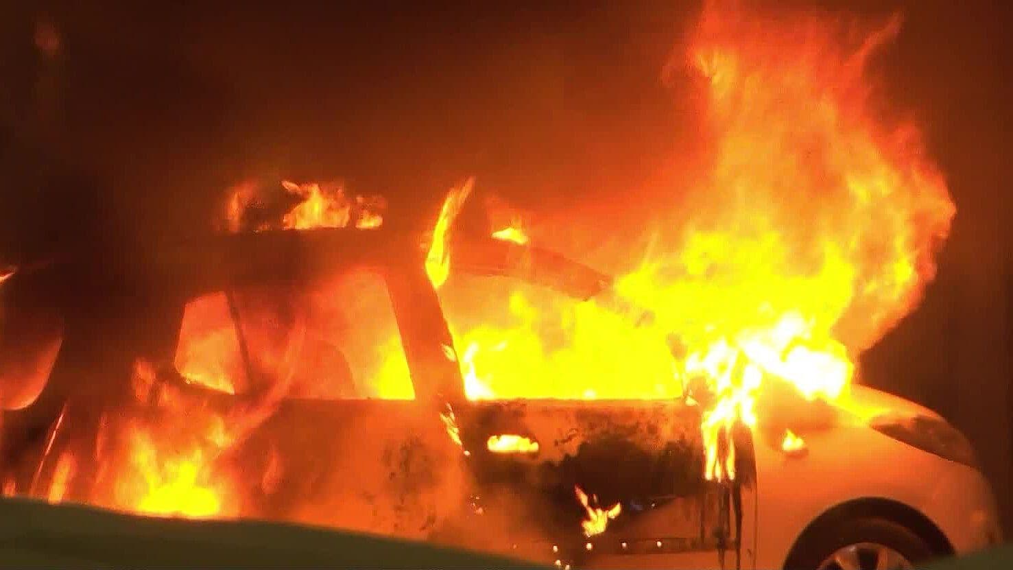 Sujetos Prendieron Fuego a un Auto que Estaba Estacionado en Guadalajara