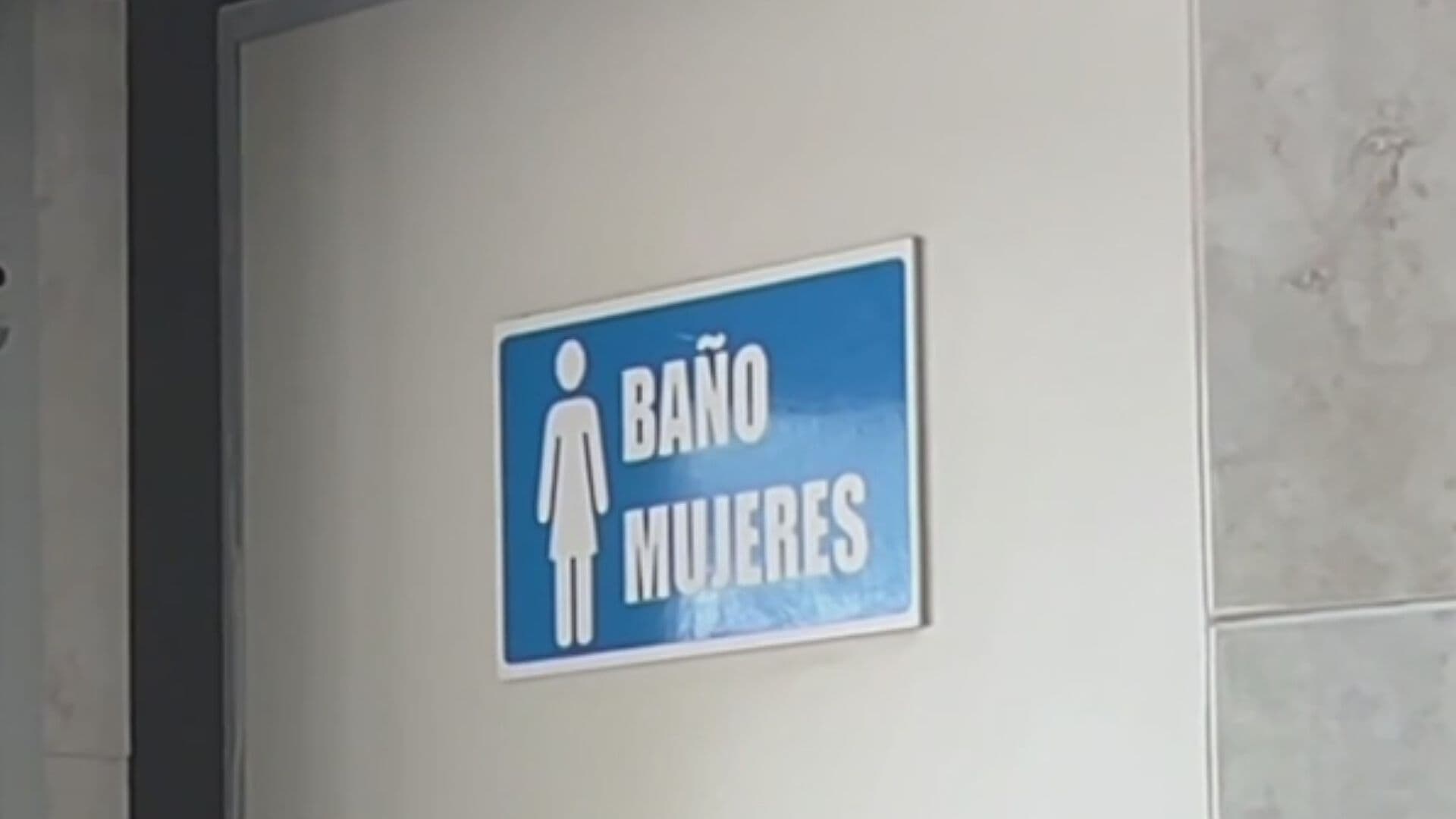 Adolescente de 15 Años da a Luz en Baño de Hospital en Tamaulipas; Gritos Alertaron a Médicos
