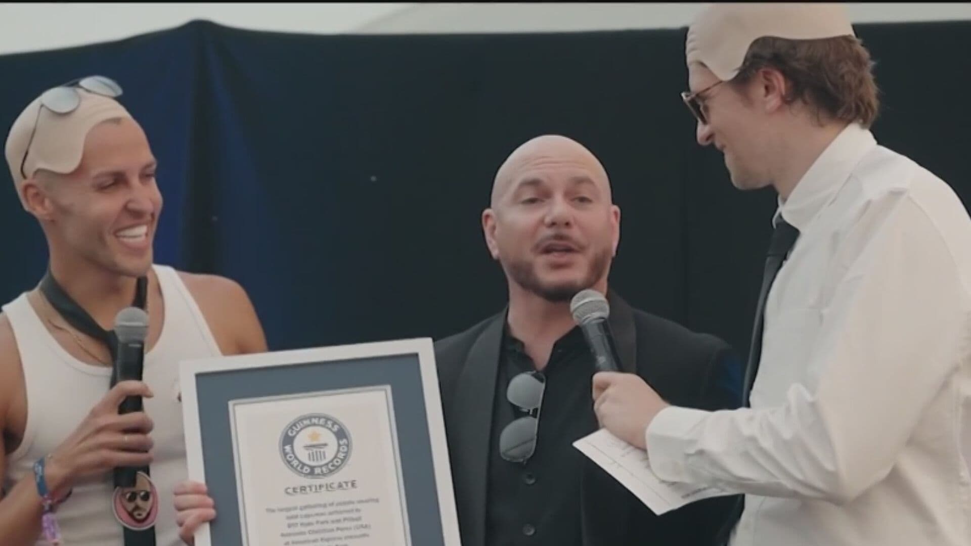 VIDEO | Pitbull Recibe Récord Guinness por Reunir a Más de 22 mil "Calvos Falsos"