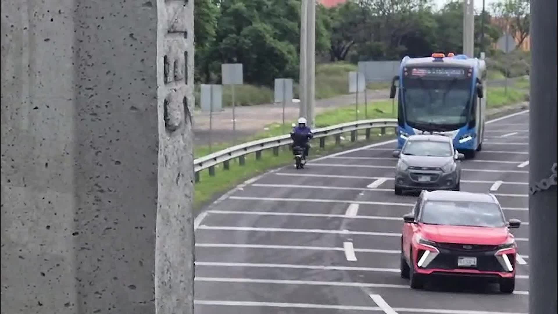 Video: Captan a Mujer Circulando en Scooter Eléctrico Sobre Fray Junípero Serra en Querétaro