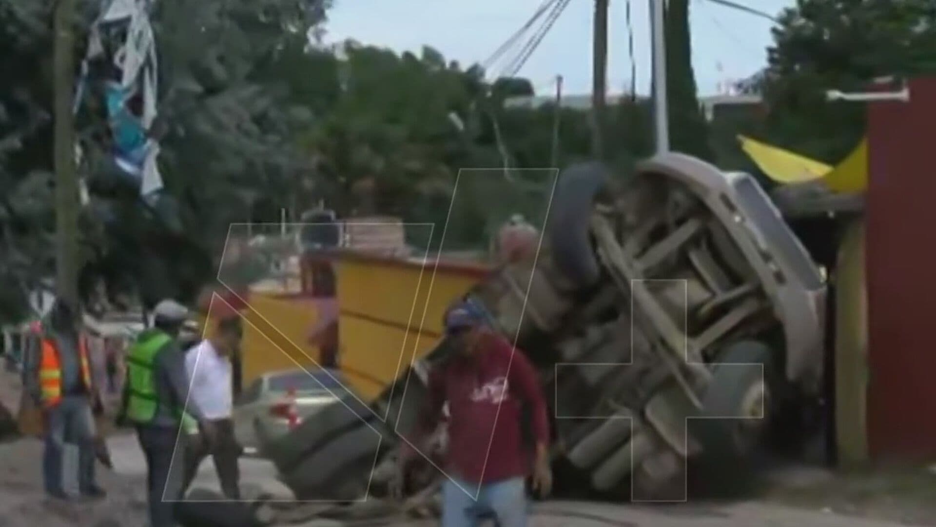Camión de Volteo Cae dentro de un Socavón en la Ciudad de Puebla, Puebla