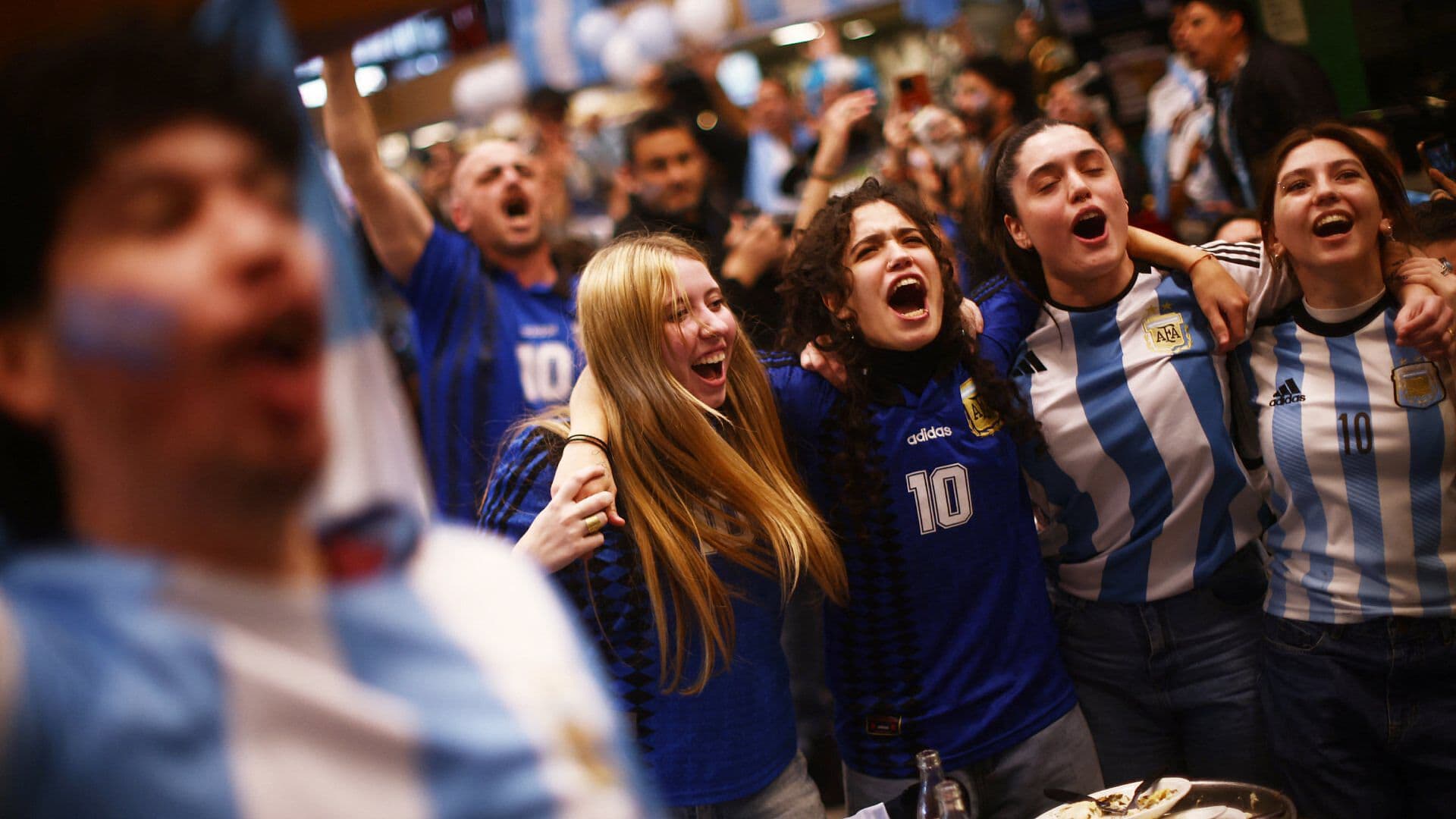 Argentinos Celebran los Goles de su Selección Durante la Semifinal del Mundial 2026