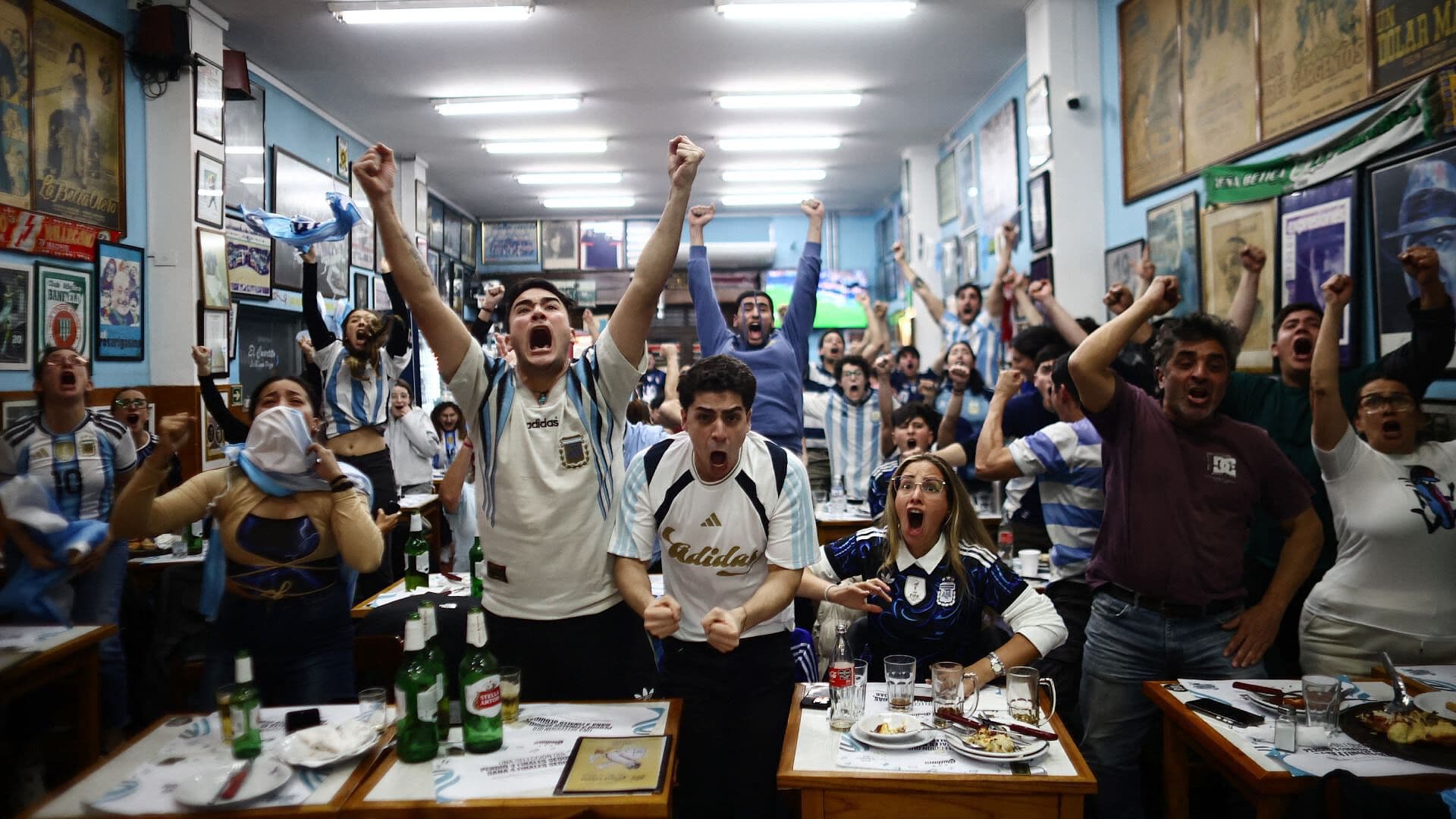 Miles de Aficionados Celebran en Buenos Aires el Triunfo de Messi y Argentina