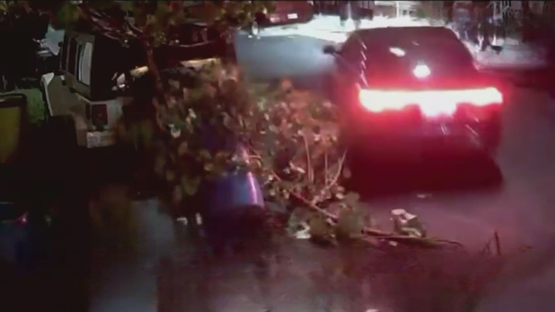 VIDEO: Joven Intenta Atropellar a su Exnovia y a sus Amigos Tras una Discusión en Monterrey