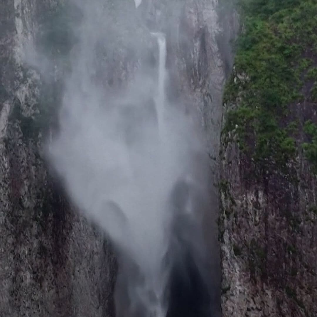 Captan Raro Fenómeno de Cascada Inversa