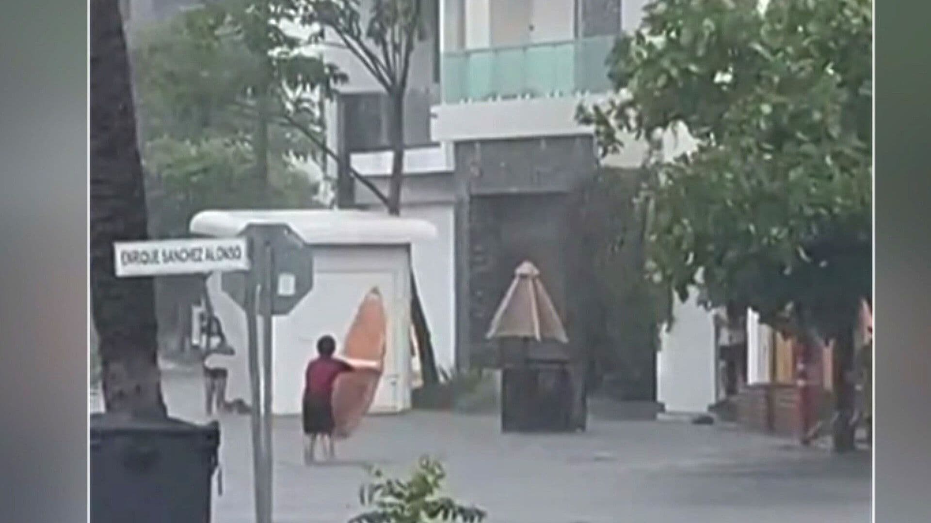 VIDEO: Niño Aprovecha Inundaciones en Culiacán para Surfear en Plena Calle
