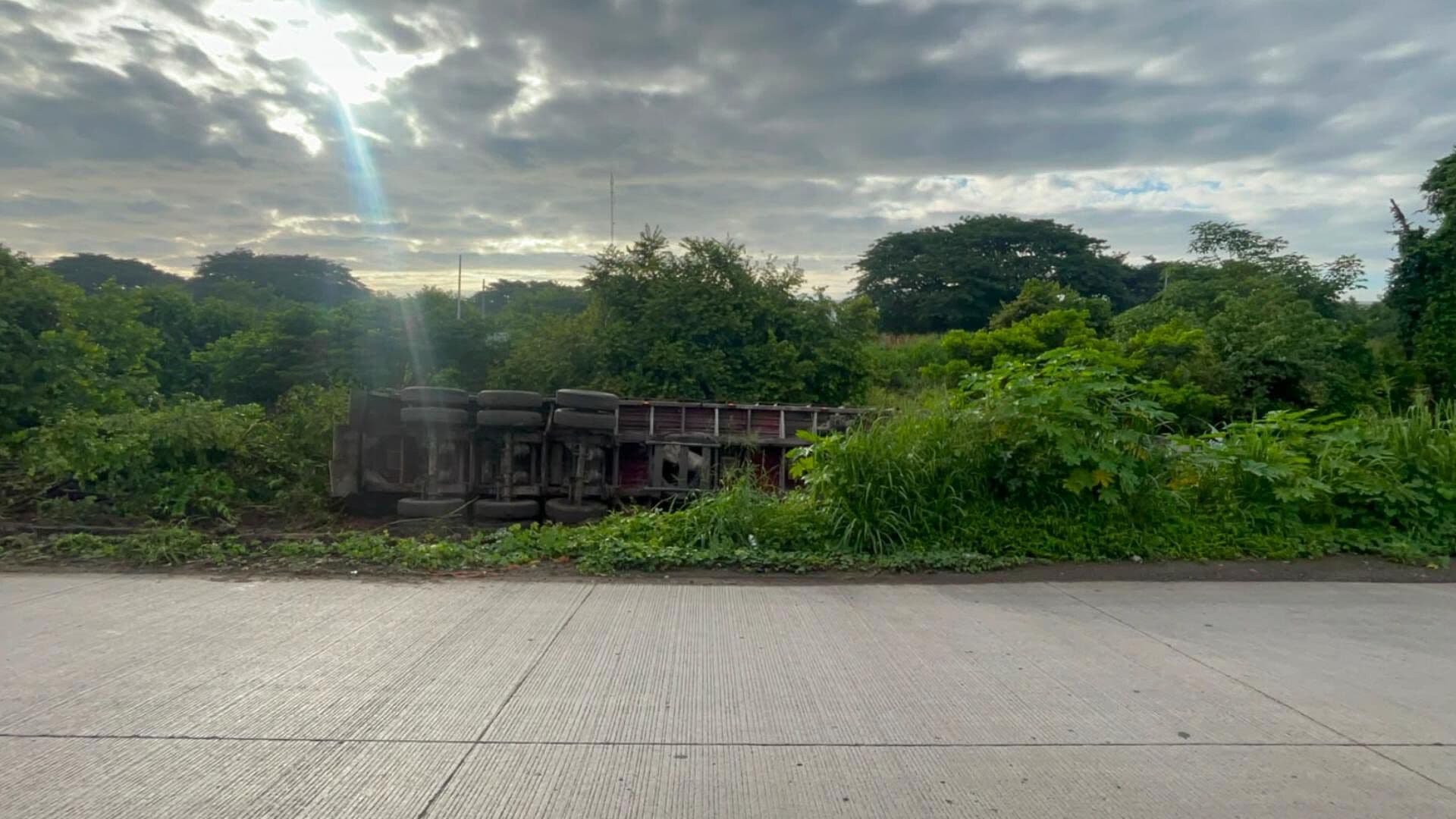 Tráiler Vuelca y Termina Sobre el Camellón del Tramo Carretero Kilómetro 13 y Medio en Veracruz