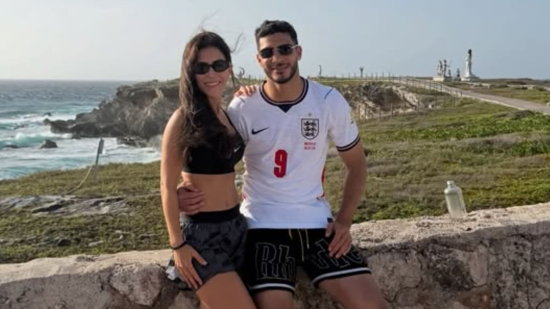 Raúl Jiménez Presume Fotos de sus Vacaciones: Usa Camiseta con Número 9 de Harry Kane