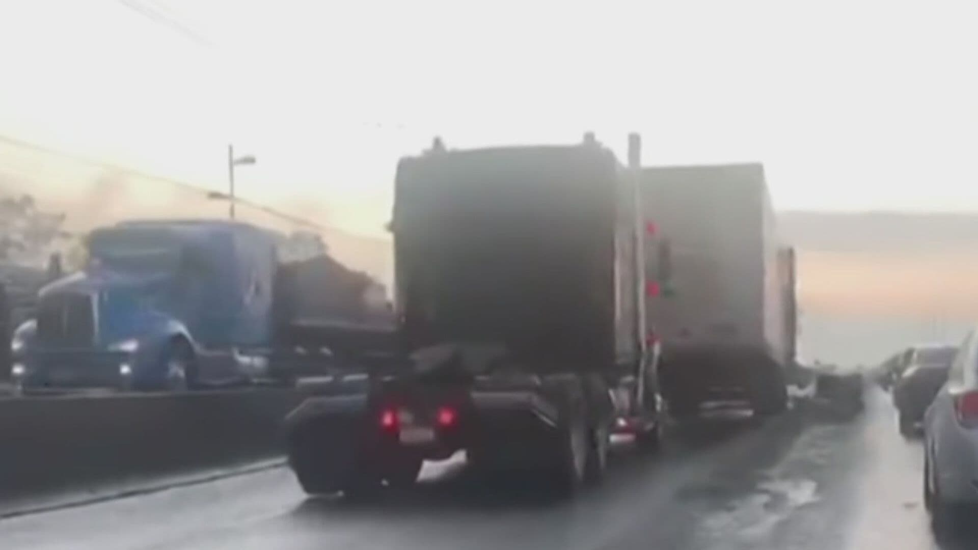 Vuelca Tráiler con Toneladas de Harina en Morelia, Michoacán