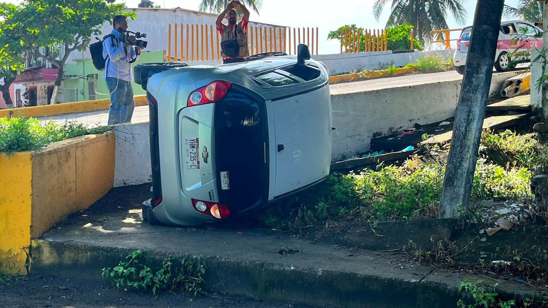 Conductor Pierde el Control de su Auto y Vuelca en el Puente Chueco de Jiménez en Veracruz