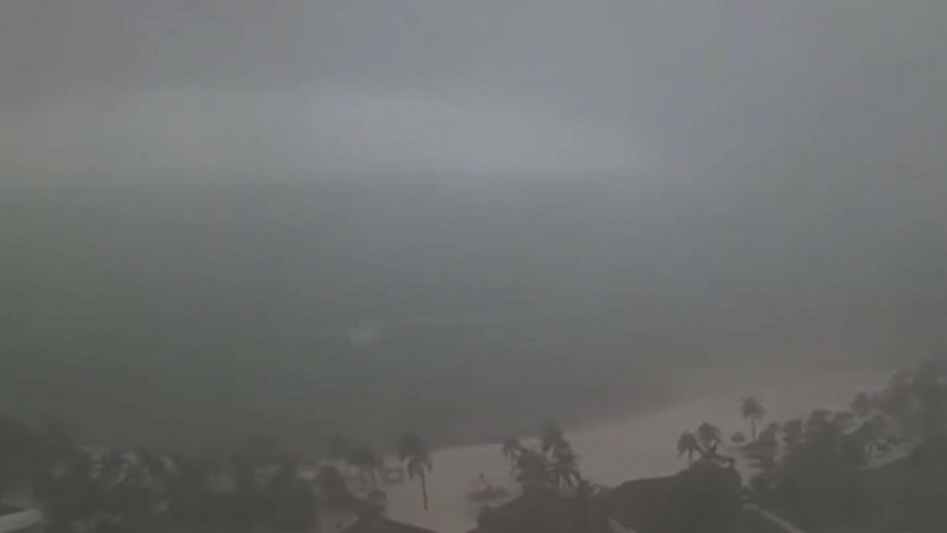 VIDEO | Fuerte Tormenta en Cancún Hace Desaparecer la Línea entre Mar y Cielo