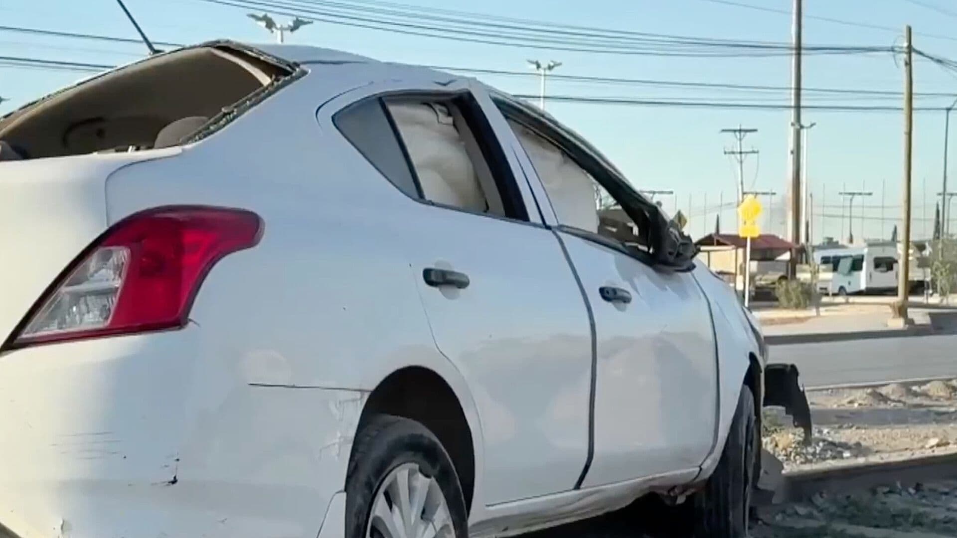 Hombre Vuelca su Auto y lo Deja Abandonado en las Vías del Tren en Ciudad Juárez
