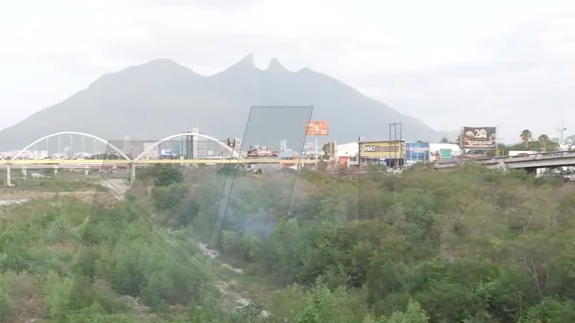 Se Registra Incendio en Río Santa Catarina en Monterrey, Nuevo León