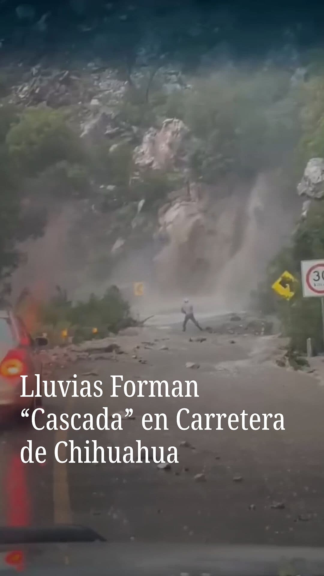 Lluvias Forman 'Cascada' en Carretera de Chihuahua