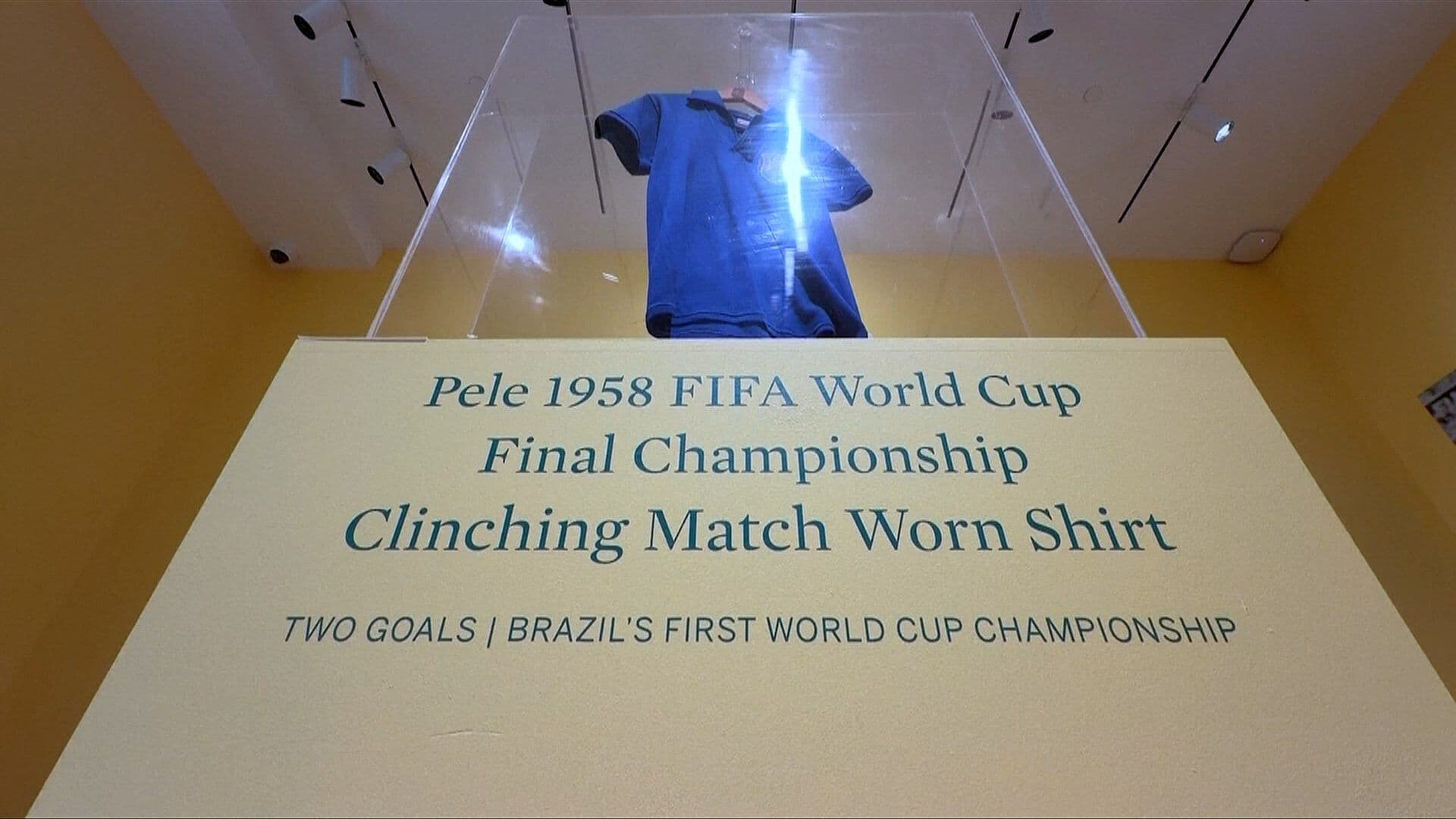 ¿Qué camiseta de Pelé fue subastada en más de 4 millones de dólares?