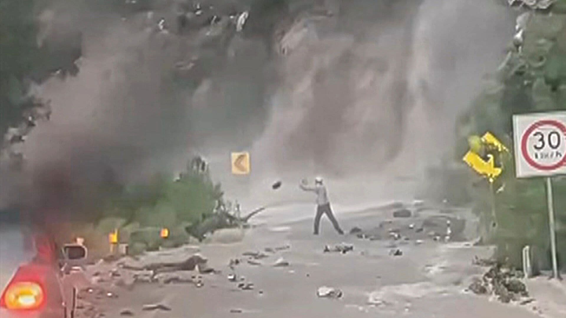 VIDEO: Agua en Forma de Cascada Bloquea la Carretera a Maguarichi, en Chihuahua