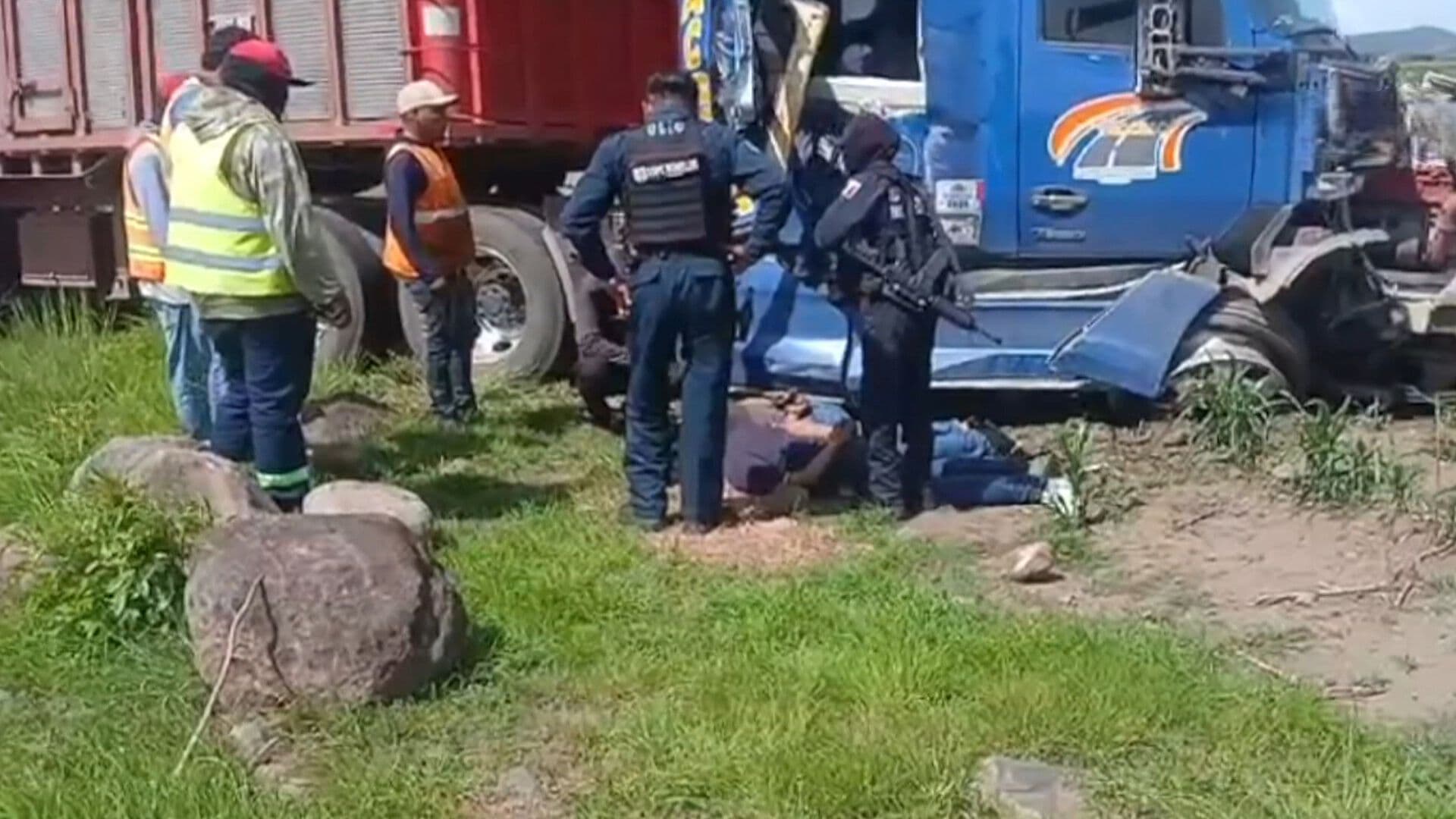 Huían de la Policía, Chocan y Quedan entre Fierros Retorcidos de Camión
