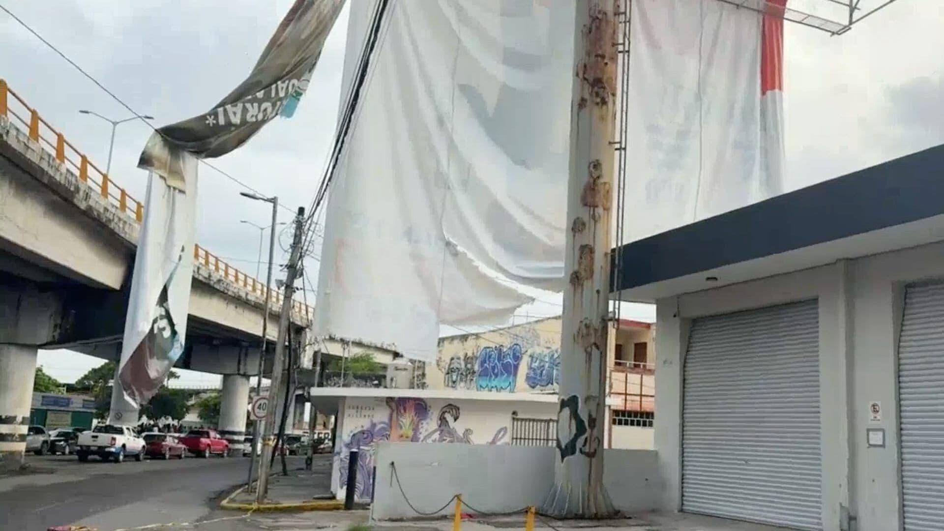 Fuerte Lluvia Rompe Lona de Anuncio Espectacular y Queda Colgando entre Cables en Veracruz