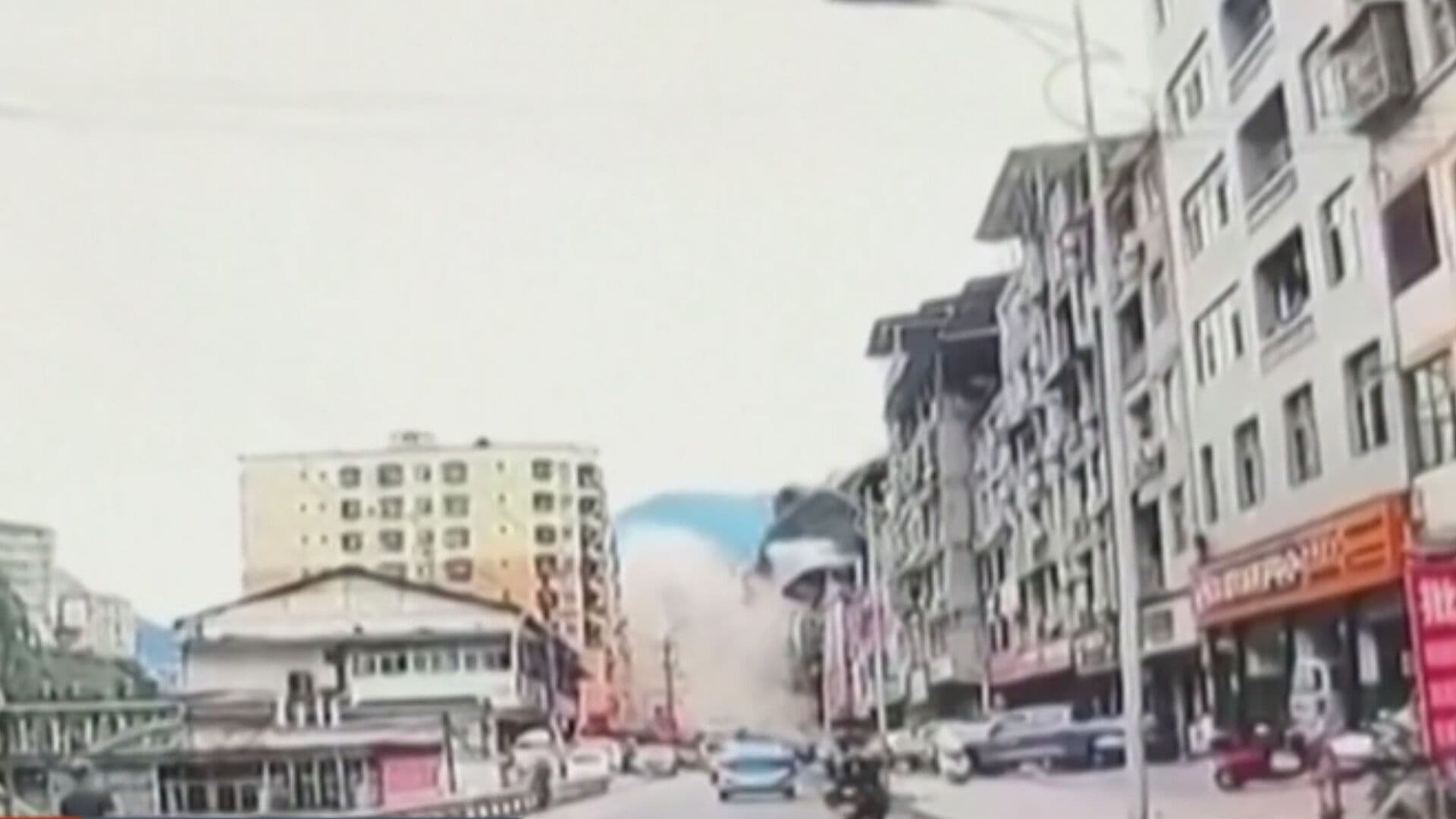 VIDEO | Momento de Deslizamiento de Tierra en China que Dejó Varias Personas Atrapadas