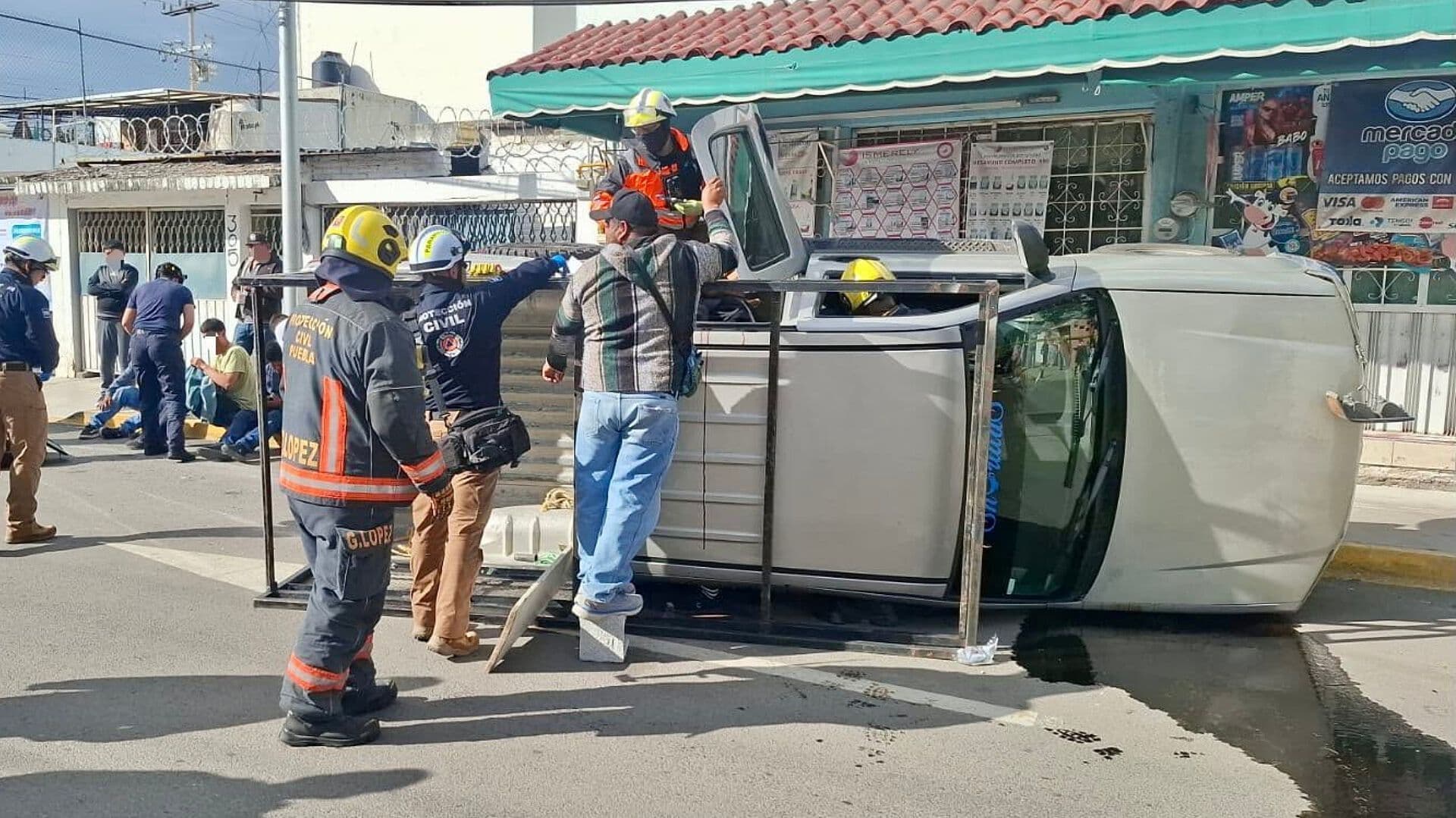 Accidente Volcadura Camioneta Loma Bella Puebla 3 Sur y 111 Poniente