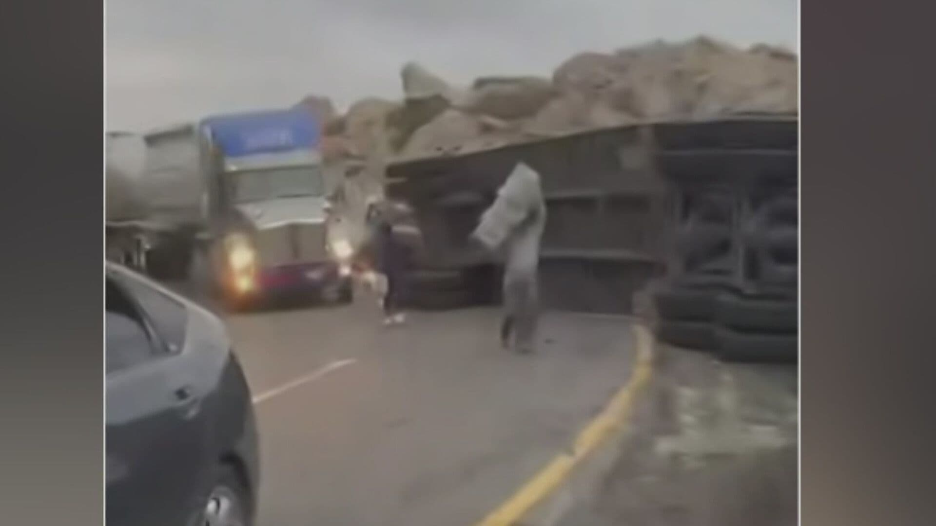 VIDEO | Se Desata Rapiña de Sopas tras Volcadura de Tráiler en Tecate, Baja California