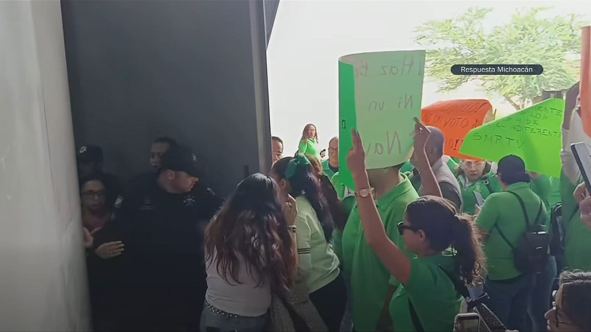 Trabajadores del Poder Ejecutivo se Enfrentan con Policías en Morelia, Michoacán