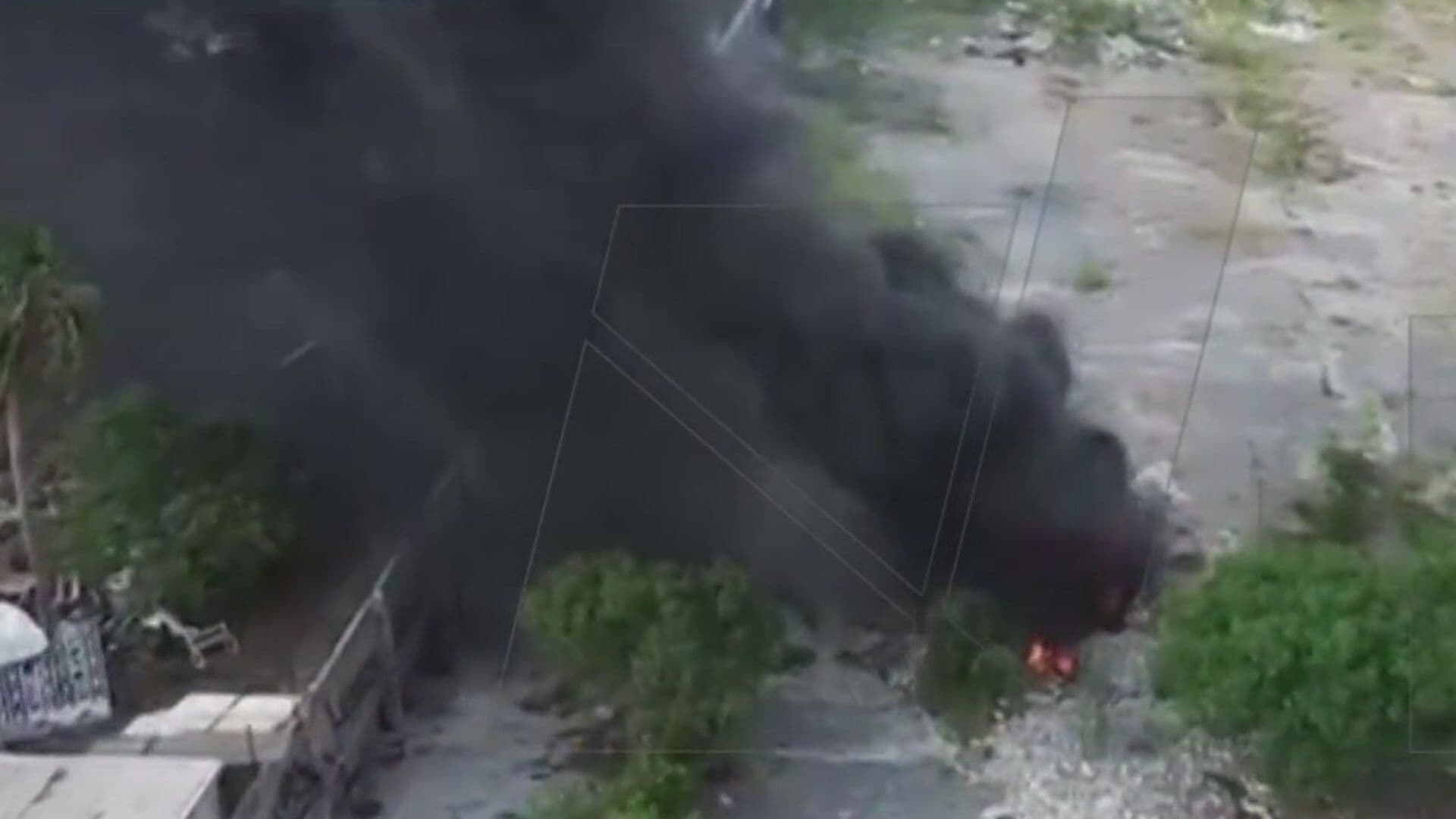 Alarma y Moviliza Incendio de Llantas en Terreno Baldío en Av. Los Angeles en San Nicolás