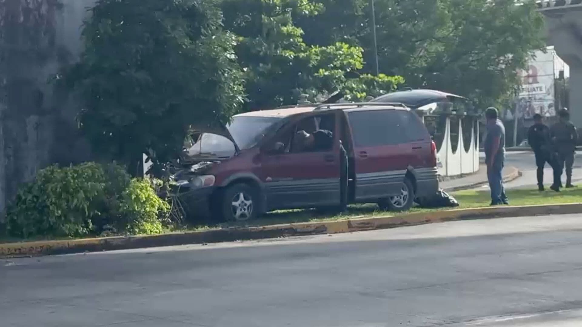 Camioneta se Impacta Contra Pilar de Distribuidor Vial La Boticaria en Veracruz