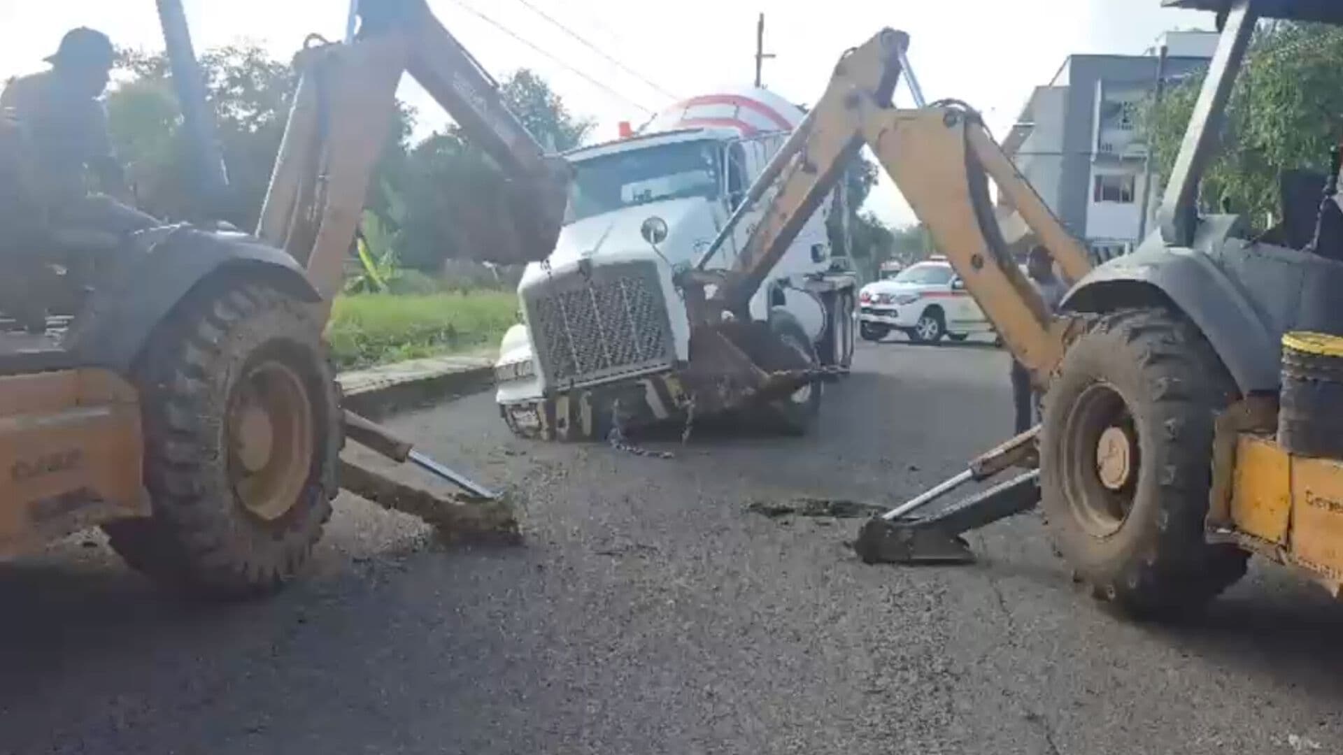 Camión Revolvedor Cae a Socavón en Colonia Los Encinos de Fortín Veracruz