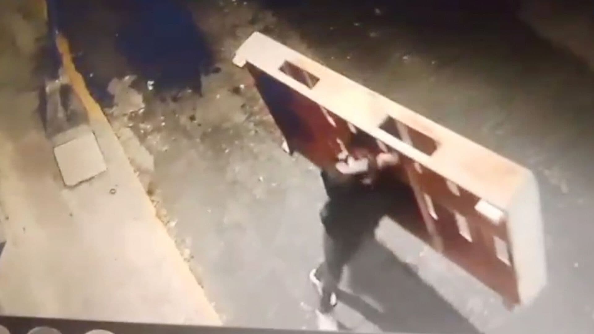 Video Ladrón Robo de Cableado Eléctrico Poste en Barrio de Xonaca Puebla