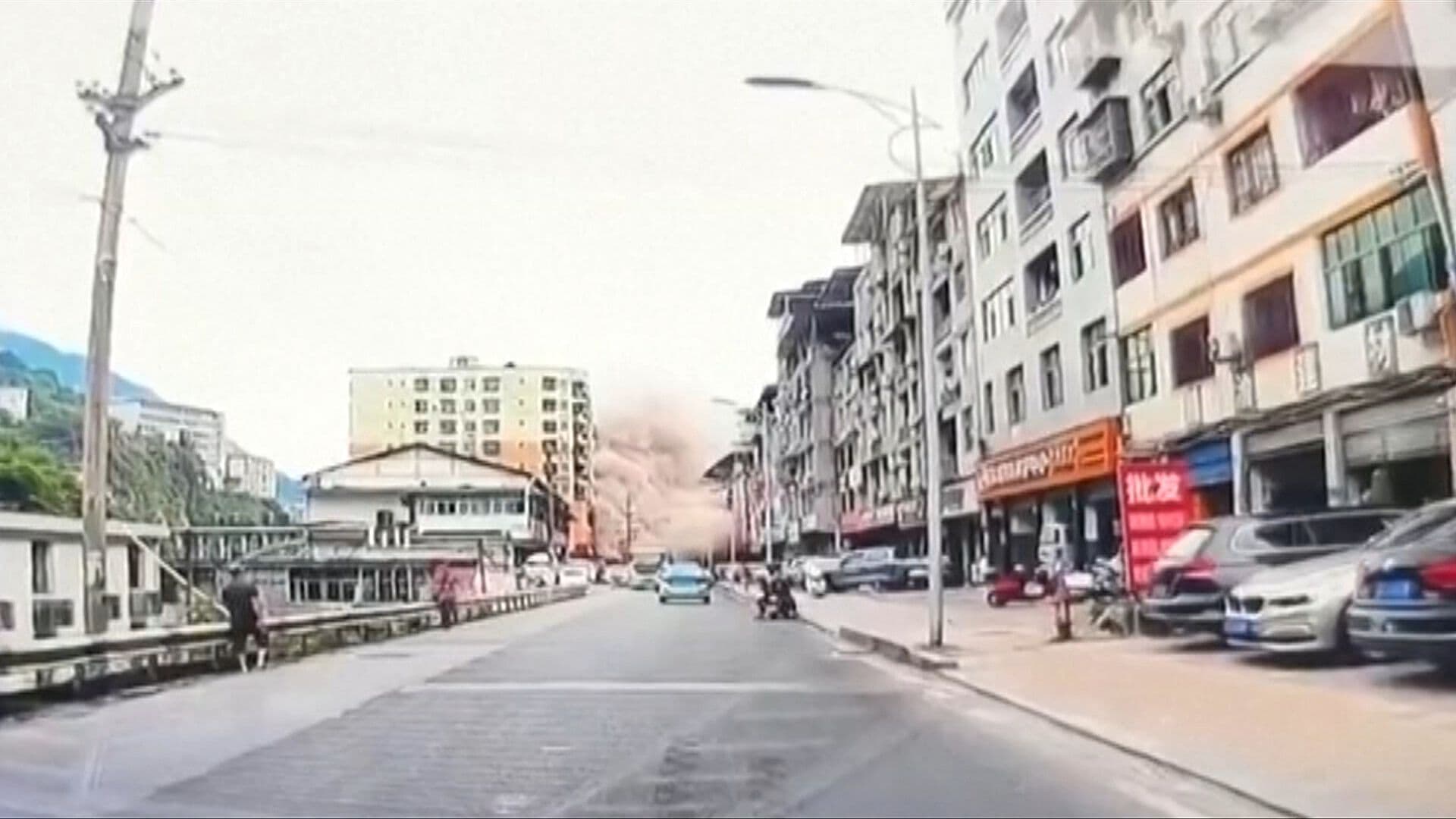 VIDEO: Momento Exacto del Deslizamiento de Tierra que Sepulta Más de 10 Edificios en China