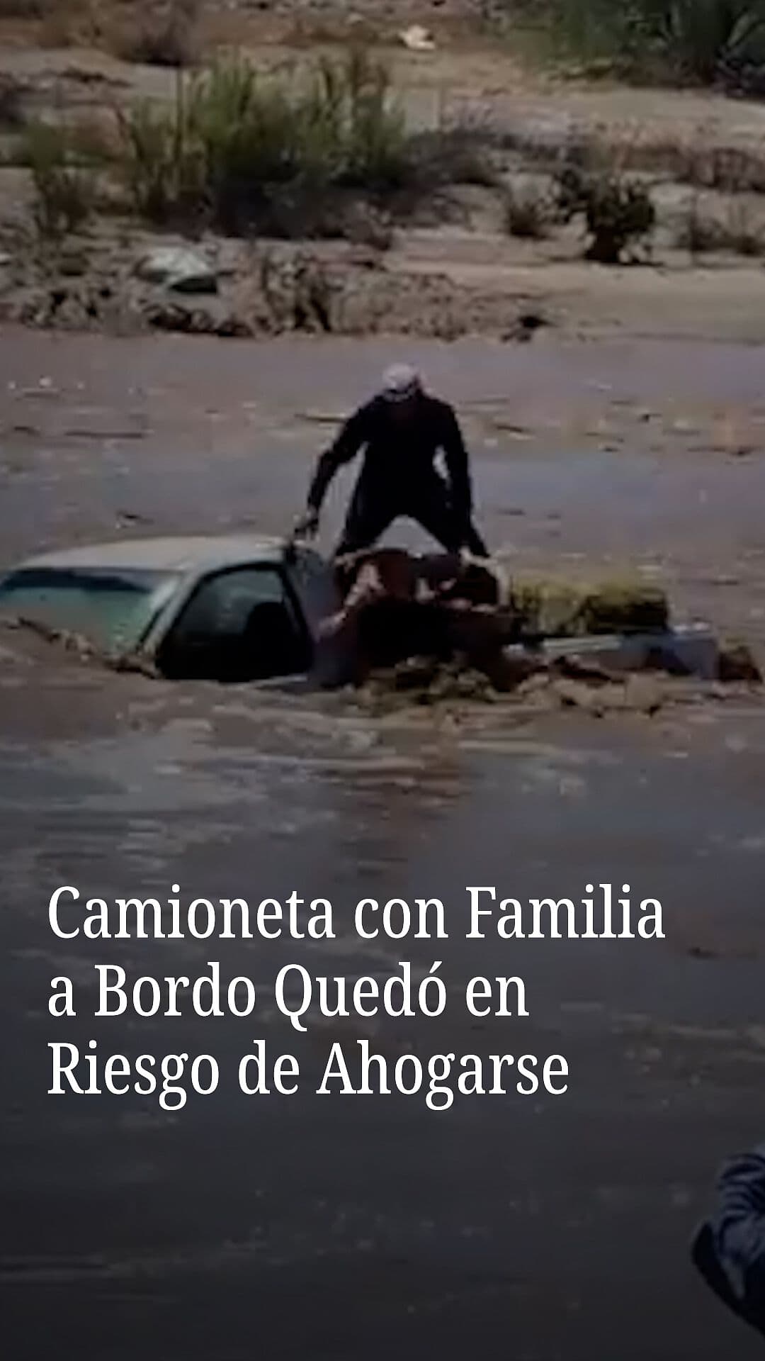 Camioneta con Familia a Bordo Quedó en Riesgo de Ahogarse
