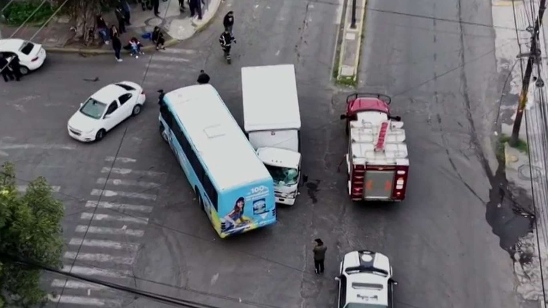 Chocan Camión de Pasajeros y Unidad de Carga en Cruce de Calzada de las Armas, CDMX