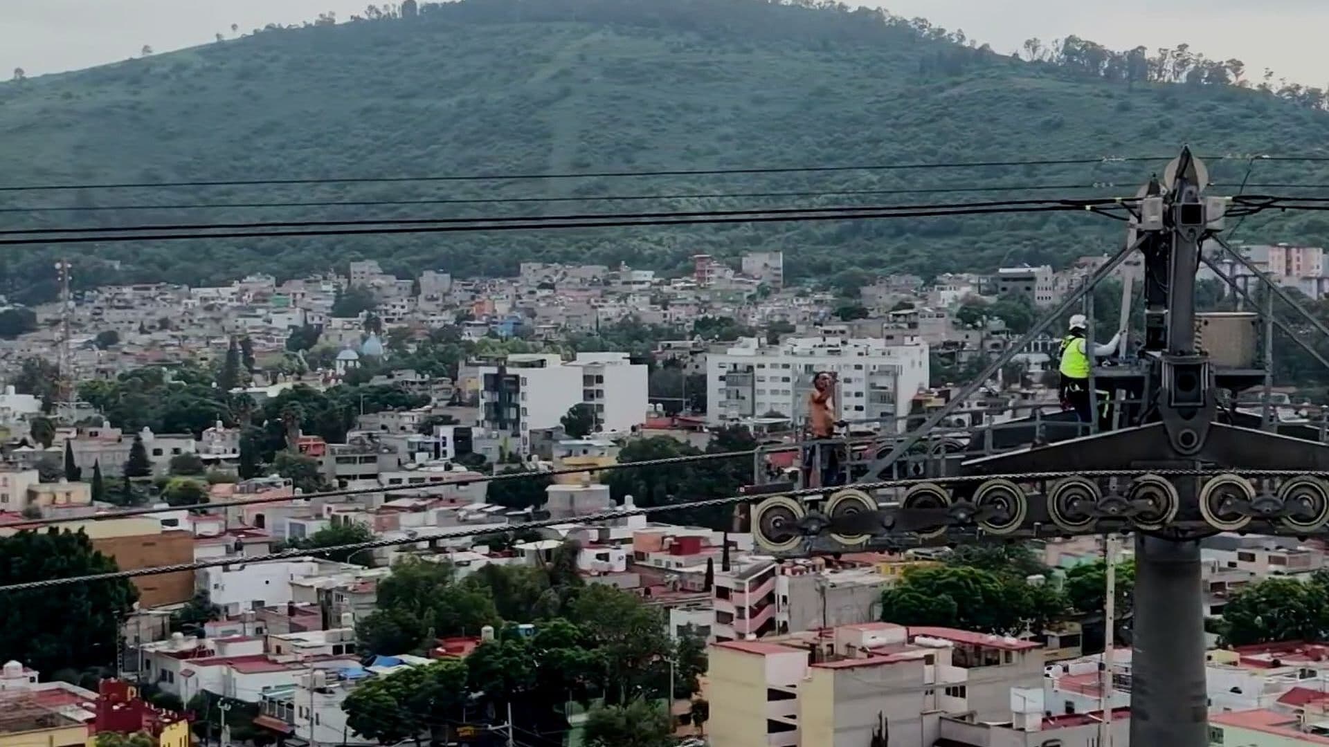 Servicio Suspendido en Línea 1 del Cablebús tras Hombre que Escaló una Torre
