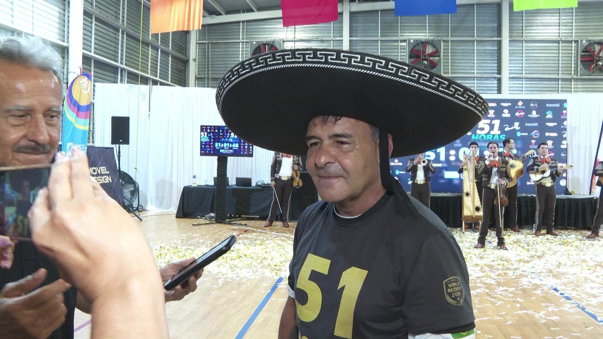 Brasileño Rompe Récord Mundial de Dominadas de Balón en Jalisco; Duró 51 Horas