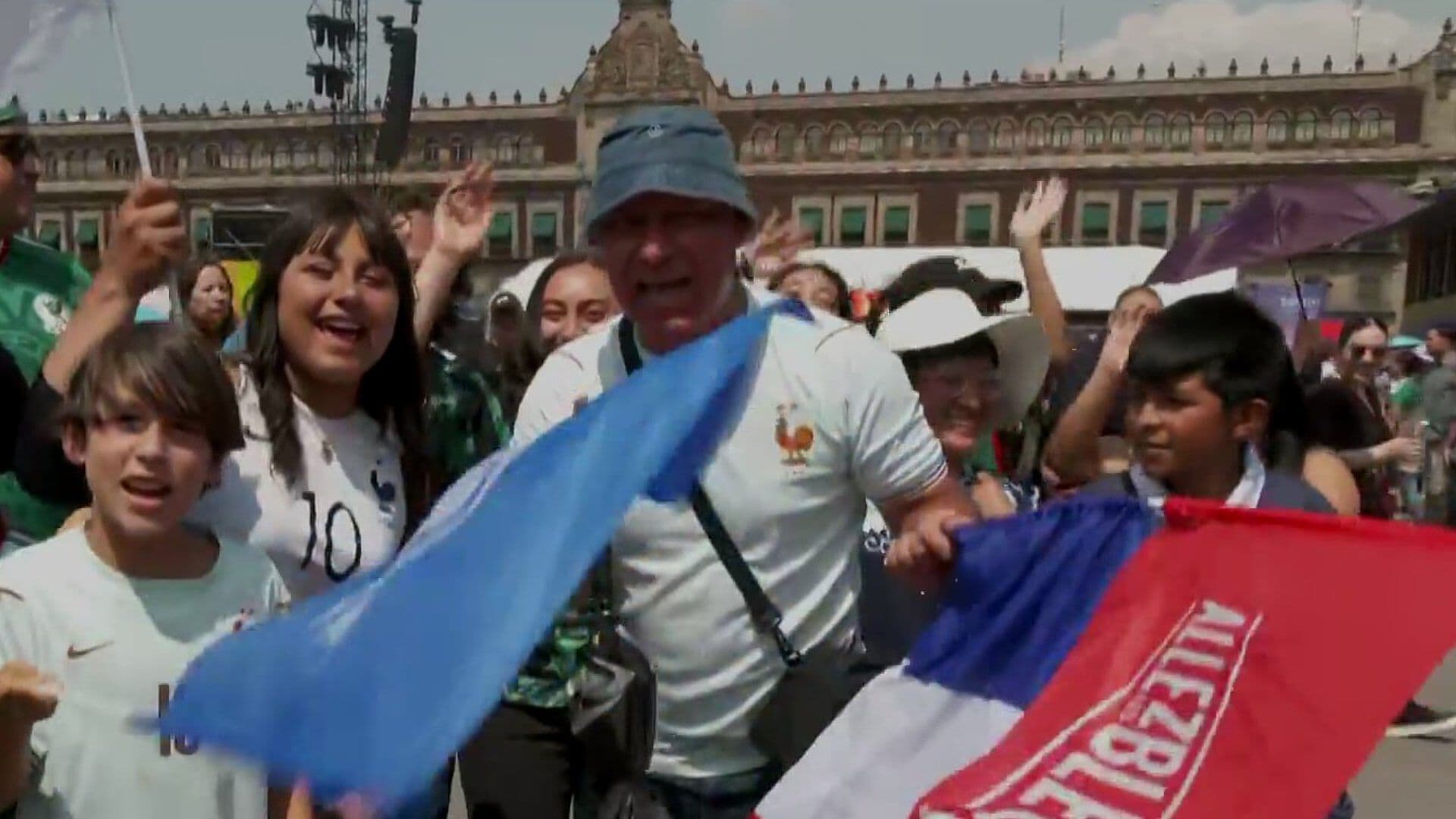 Aficionados Llenan el Zócalo de la CDMX para Disfrutar el Francia vs Inglaterra