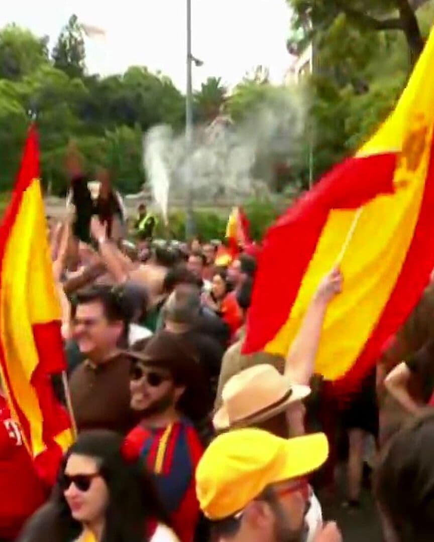 Miles de Españoles Celebran en la Fuente de Cibeles y el Ángel de la Independencia en la CDMX